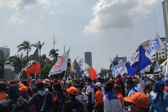 Demo Tolak Kenaikan Harga BBM, Ribuan Buruh Kepung Gedung DPR