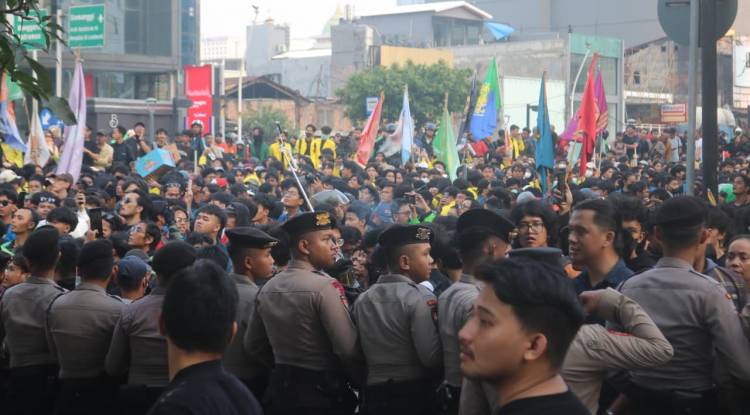 Meski Diadang, Ratusan Mahasiswa Tetap Gelar Aksi  "Menuju Indonesia Bangkrut"