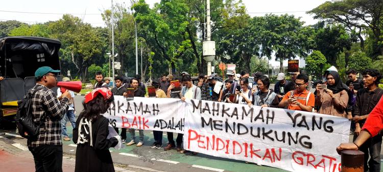 Aksi Aliansi Pendidikan Gratis : Mahkamah yang Baik Adalah Mahkamah yang Mendukung