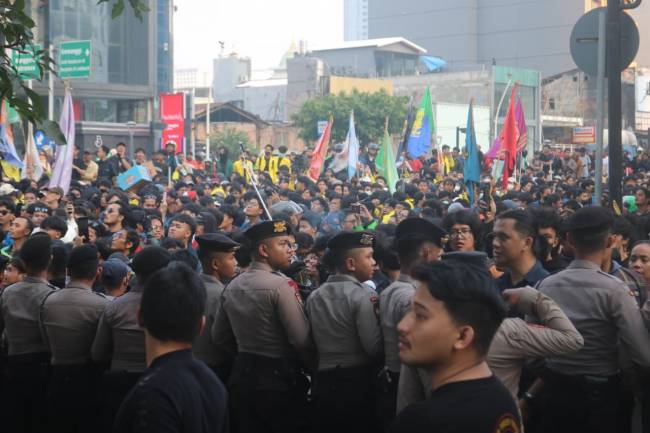 Meski Diadang, Ratusan Mahasiswa Tetap Gelar Aksi  "Menuju Indonesia Bangkrut"
