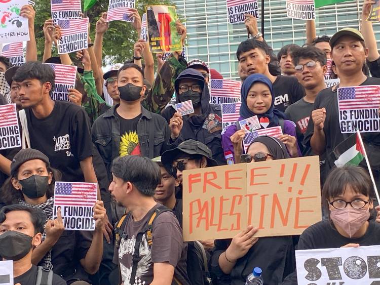 Aksi Kemanusiaan di Depan Kedubes AS: Tuntut  Penyelesaian Genosida Terhadap Masyarakat Palestina