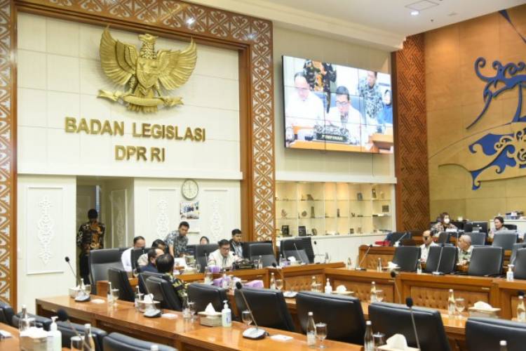 Pembangkangan Konstitusi oleh DPR Lewat Putusan MK yang Diabaikan